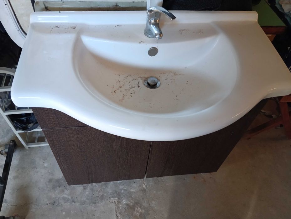 Móvel de casa de banho cor castanho