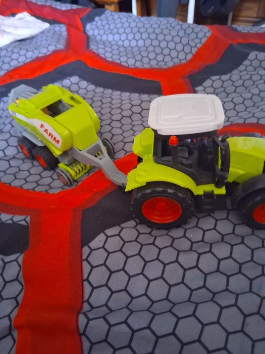 Traktor z beczkowozem i z kombajnem