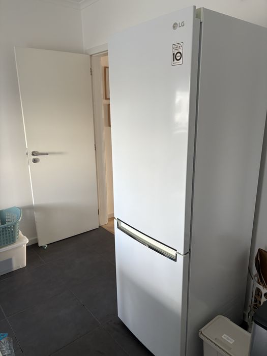 Frigorífico combinado LG - Modelo GBB61SWJZN