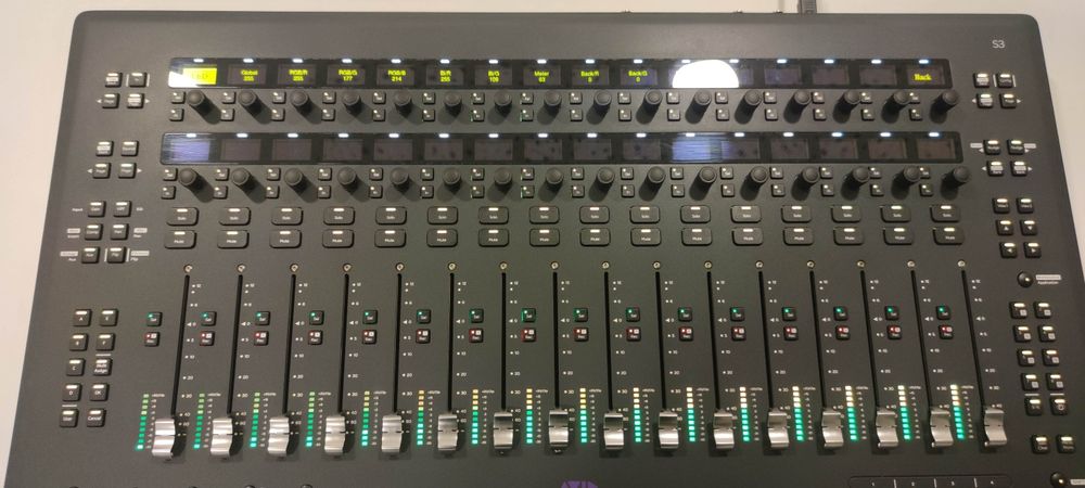 Mesa mistura controlador DAW Avid S3