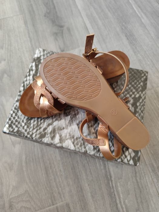 Sandálias usadas apenas uma vez