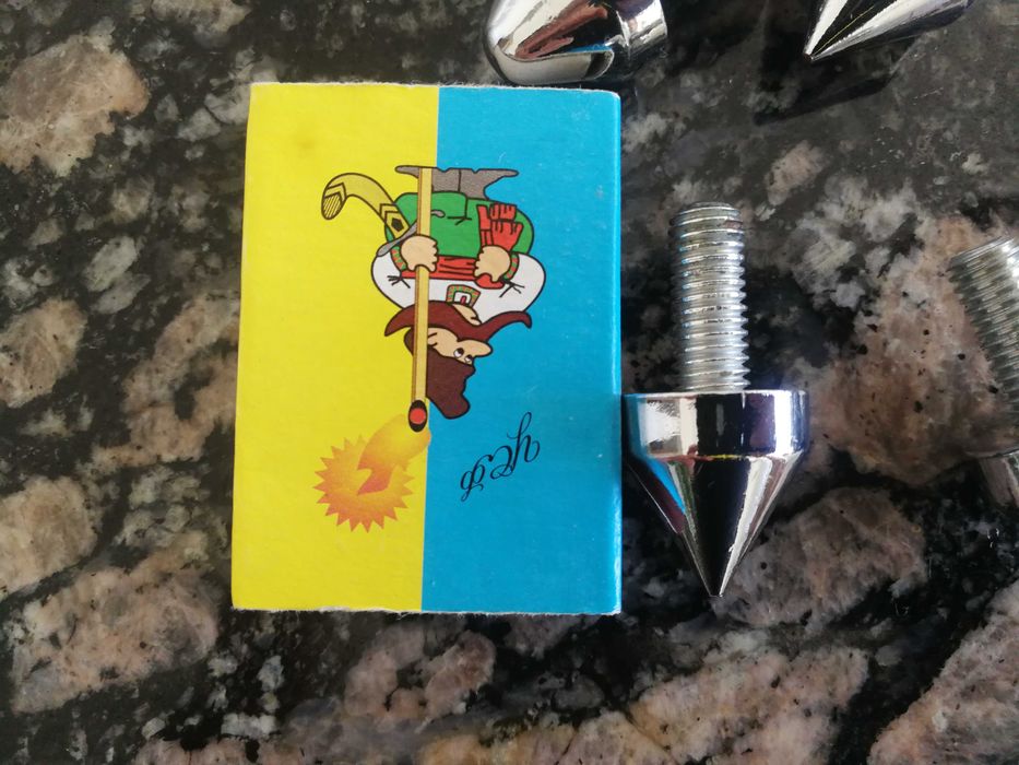 Шипы для акустики или аудиотехники.