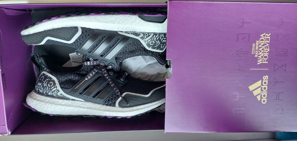 Adidas Black Panther кросівки унісекс  25,5 см