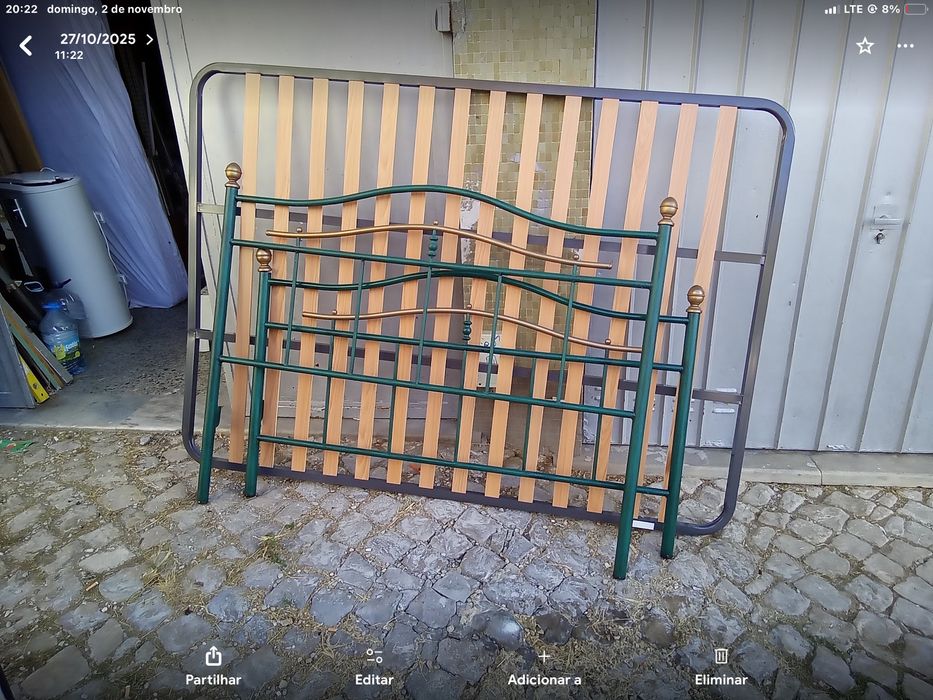 Cama de casal e estrado.  SE O ANUNCIO ESTA ACTIVO , ESTA DISPONIVEL