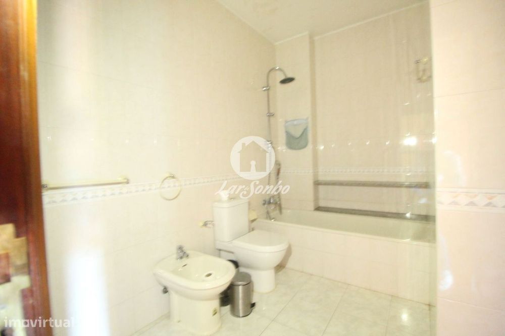 Apartamento T2, situado em Arcozelo, a 4km da Praia