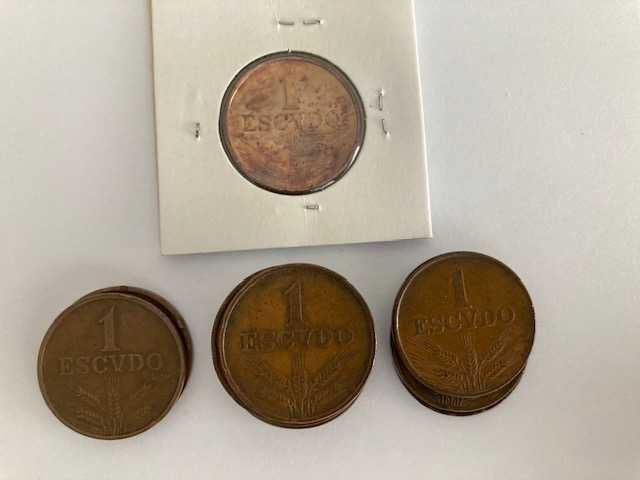 Lote de 46 moedas de Portugal, de 1 escudo, em bronze (de 1969 a 1979)