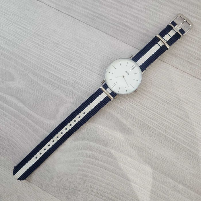 Relógio Quartz Minimalista com Bracelete NATO Azul e Branca