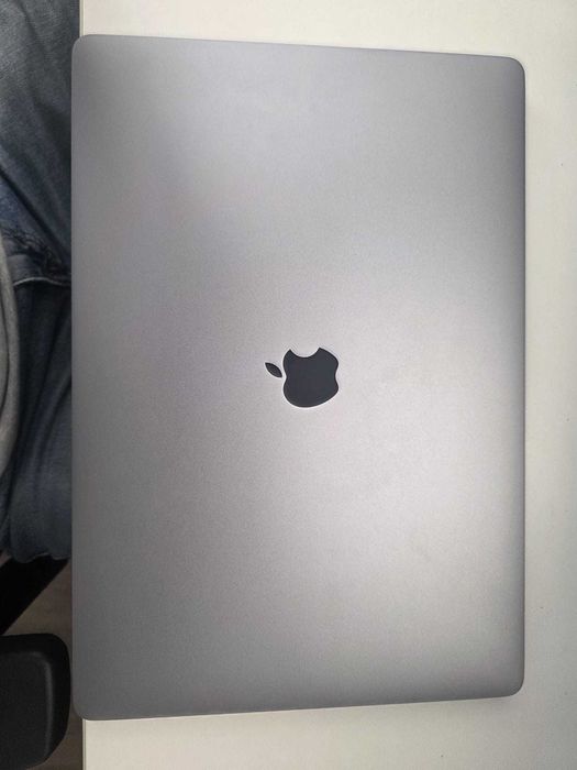 MacBook Pro 15" (2018) | i7 6-core | 16GB RAM | 1TB SSD | Cinzento