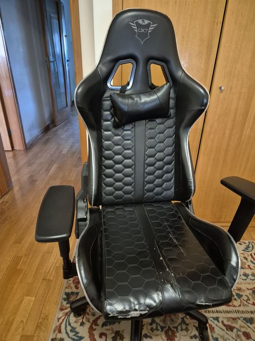 Cadeira gamer GXT com LED e comando