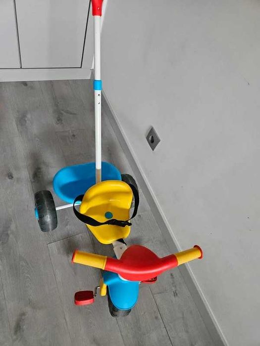 Triciclo com pega para empurrar
