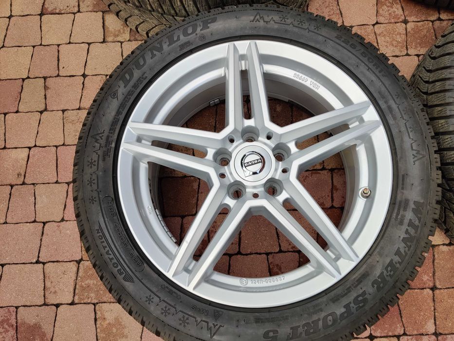 3537. Koła wielosezonowe Volvo V40 II 5x108 225/45/17 Goodyear 8.5mm