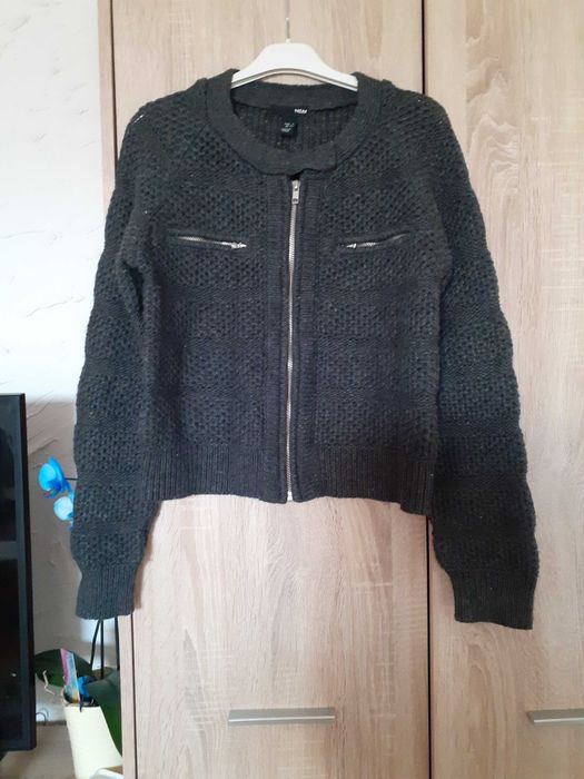 Sweter na zamek z 28% zawartością  wełny.