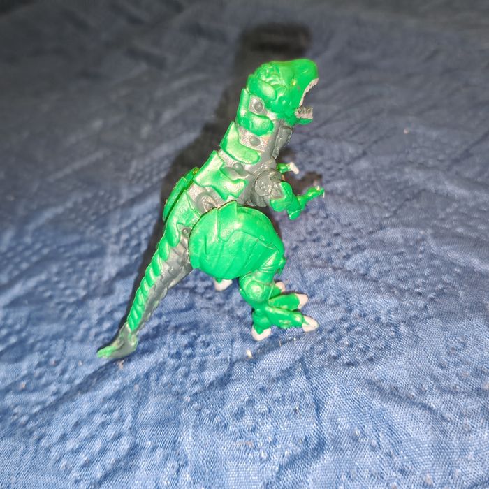 Figurka zielonego dinozaura