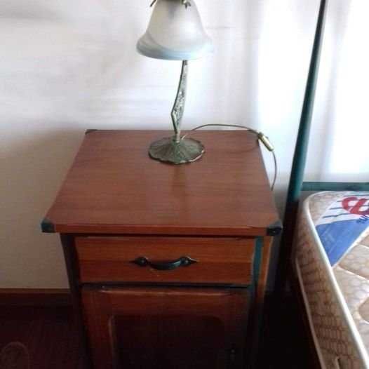 Quarto completo: cama, cómoda, 2 mesas, espelho e candeeiros