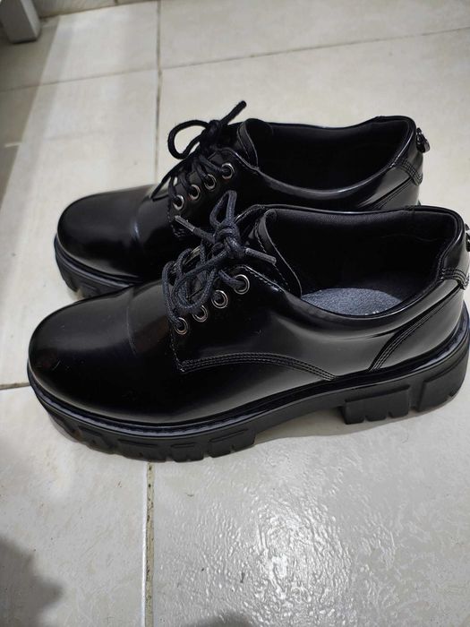 Sapatos pretos verniz estilo "Oxford"