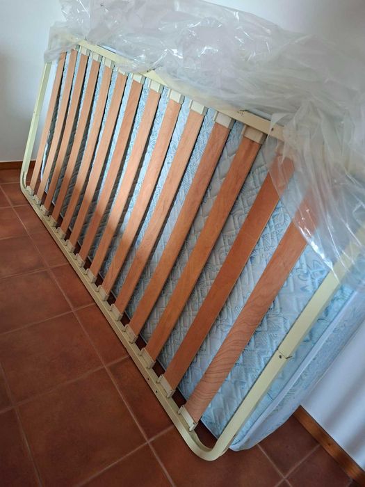 Cama de Solteiro em Pinho Maciço + Estrado e Colchão