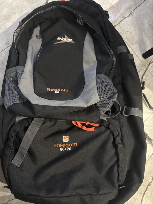 Wielofunkcyjny plecak podróżny Vango Freedom 80+20 z odpinanym mniejszym plecakiem.