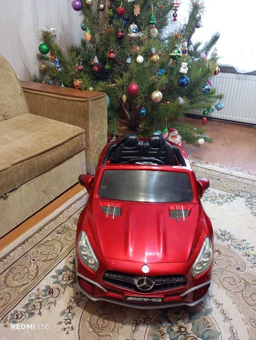 Дитячий електромобіль