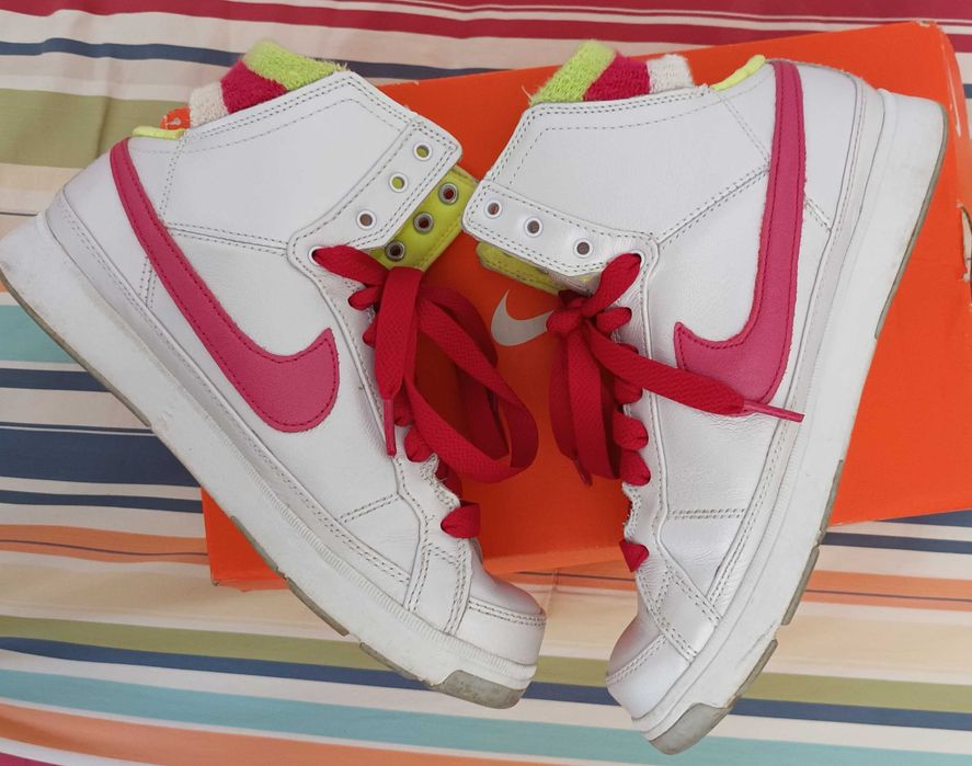 Tenis Nike 38,5 pouco uso muito bons!