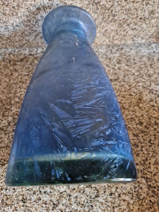 Jarra decorativa em vidro azul com acabamento artesanal