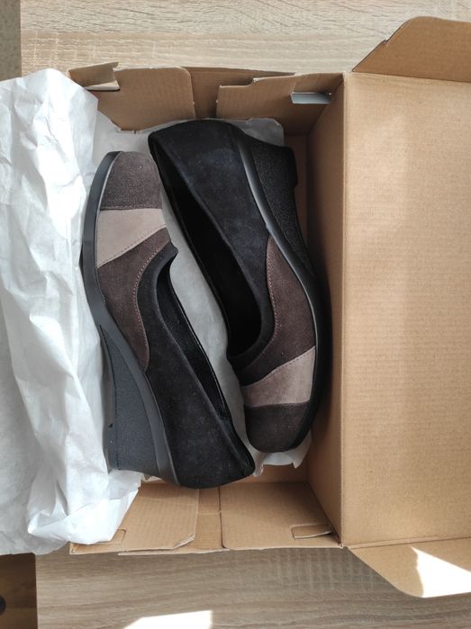 Туфлі на танкетці, нові. 36 р. Торг.