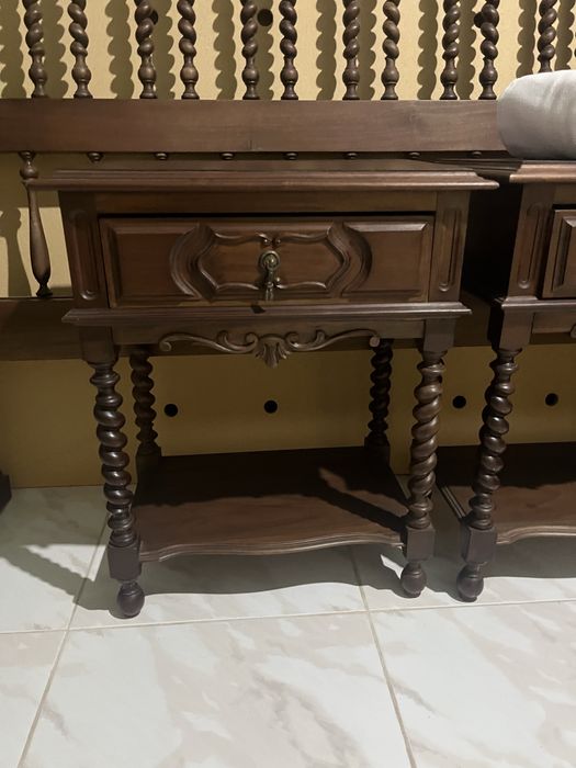 Cama de casal e mesinhas de cabeceira