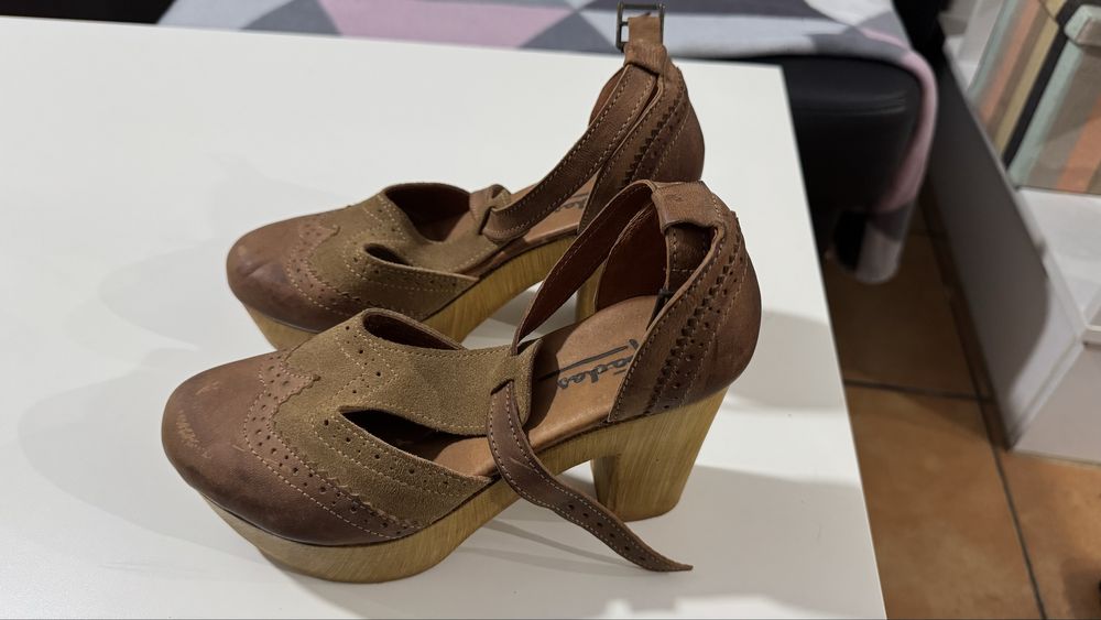 Sandálias Tapadas em couro como novas