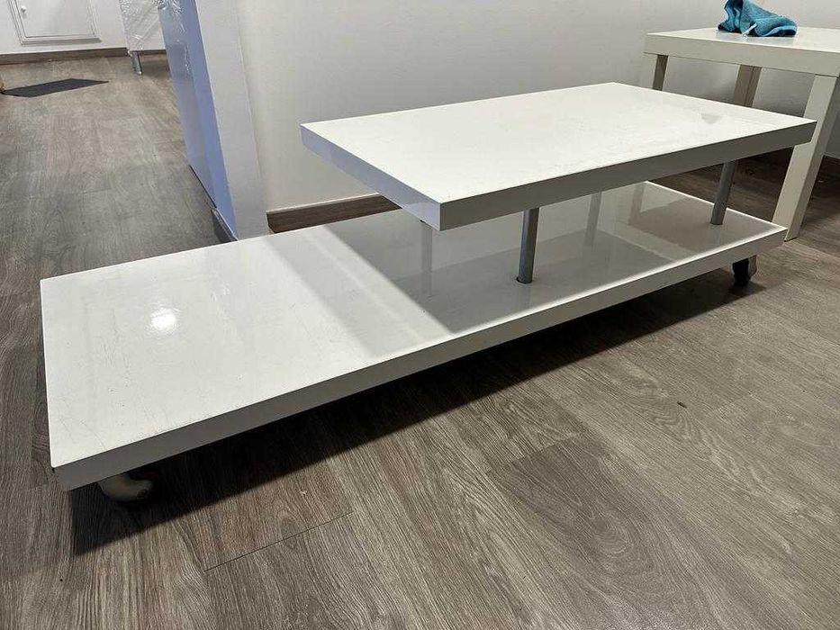 movel tv branco com rodas 140x54