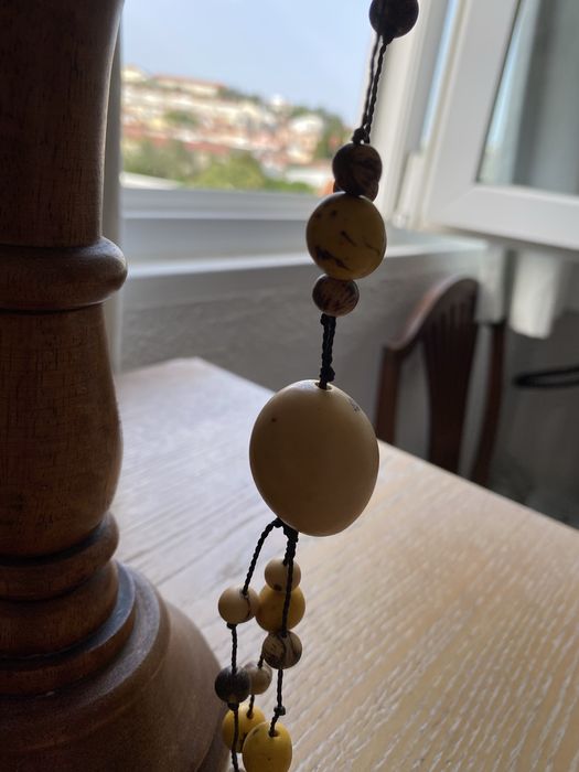 Colar de carocos e sementes