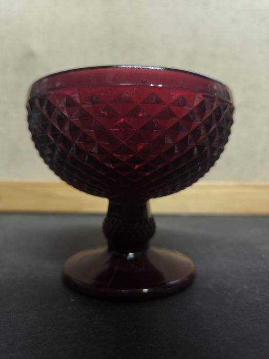 Taça de vidro rubi com relevo. 
Taça de vidro em tom rubi com um desig
