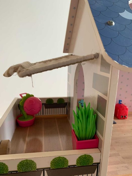 Casinha de brincar em madeira. Como nova. Com acessórios. 75€