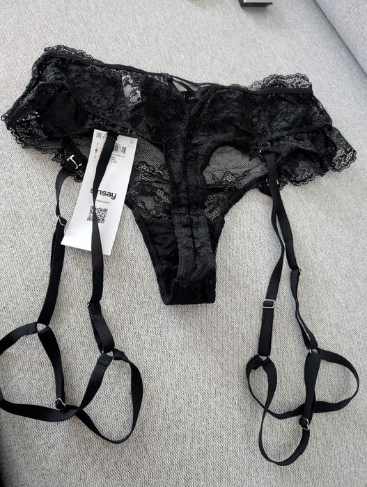 Stringi majtki wysoki stan koronka pas do pończoch falbanki