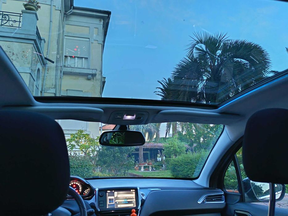 Peugeot 208 1.2 VTi Allure teto panorâmico