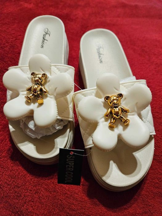 Klapki białe z kwiatem i misiem