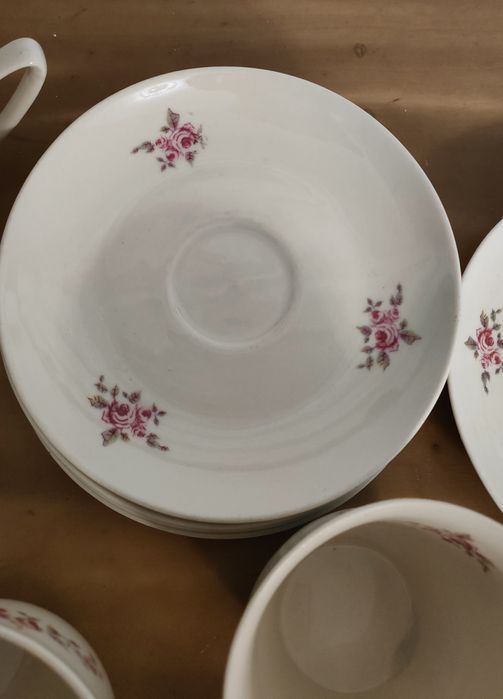 Tułowice porcelana filiżanki spodki róże 89
