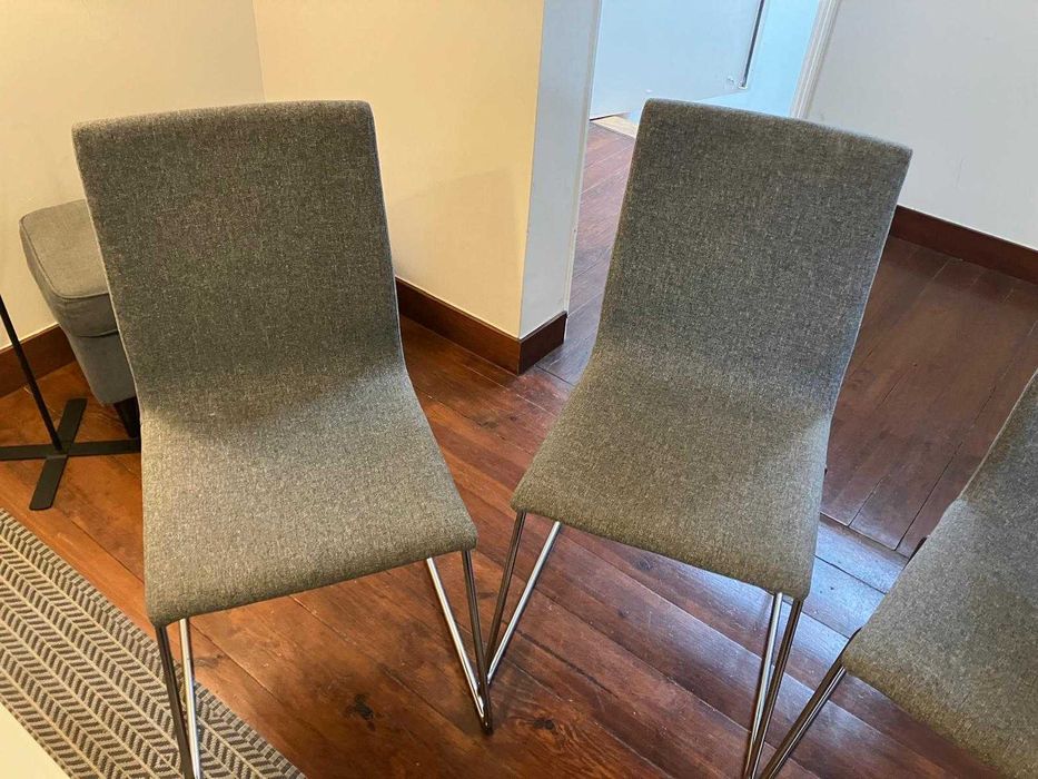 Conjunto de 4 Cadeiras Estofadas Cinzentas – Muito Bom Estado