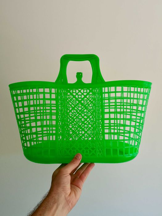 Cesta de mercado vintage, em plástico verde néon