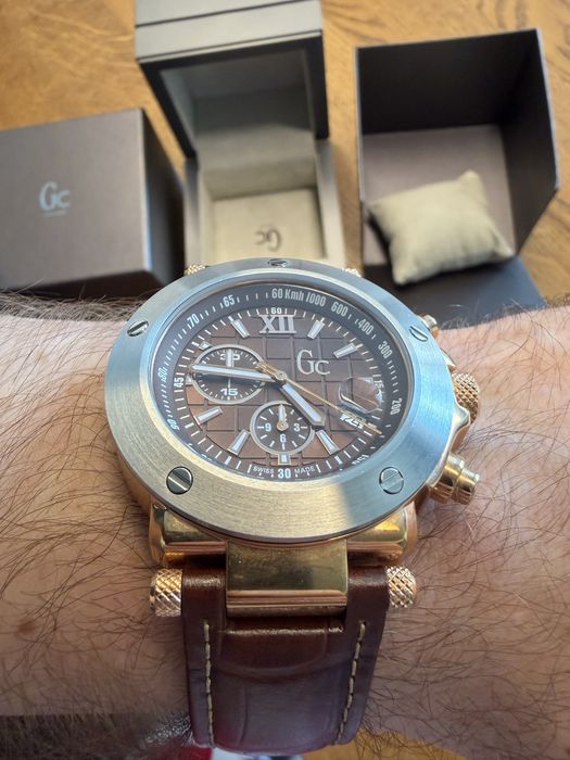 Швейцарський годинник бренду Guess