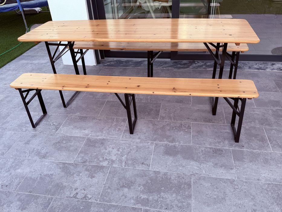 Mesa com dois bancos - exterior
