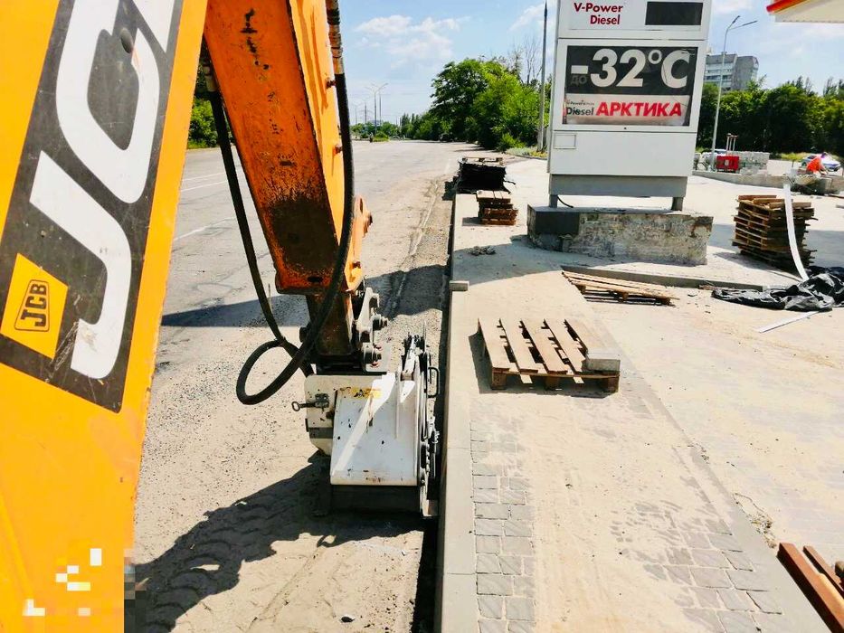 Будівництво майданчиків , основу доріг та інши земельні роботи