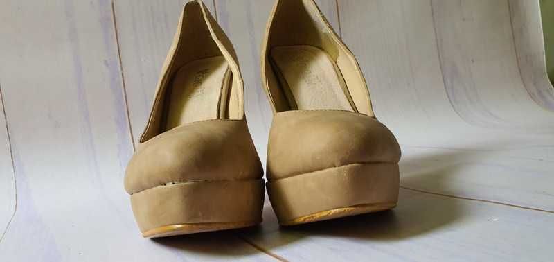 Beżowe szpilki      .