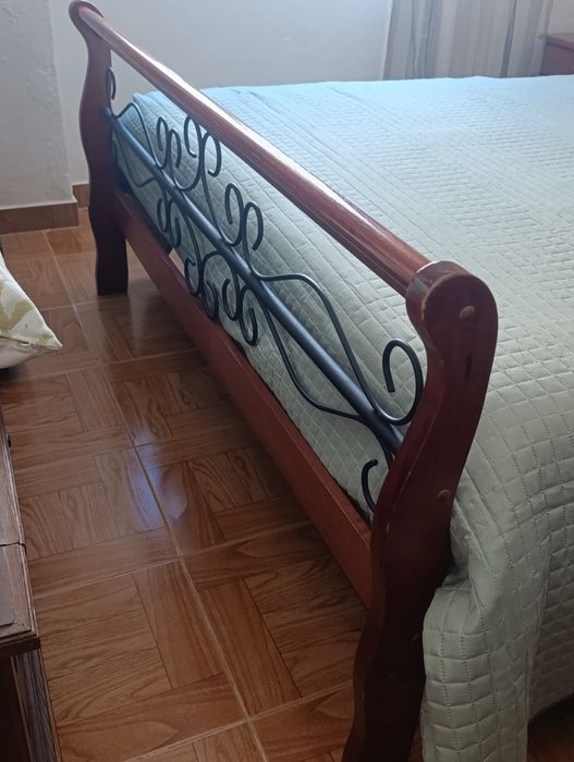 Cama de casal  madeira e ferro