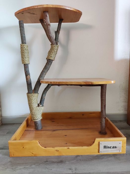 Arranhador para gato em madeira e corda