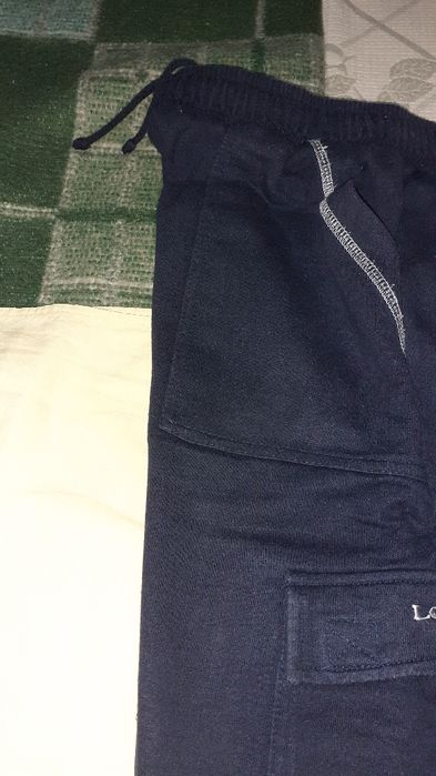 Calça informal/desportiva, algodão resistente, bonita e prática.