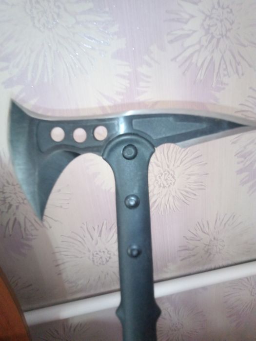 Топорик тамагавк.