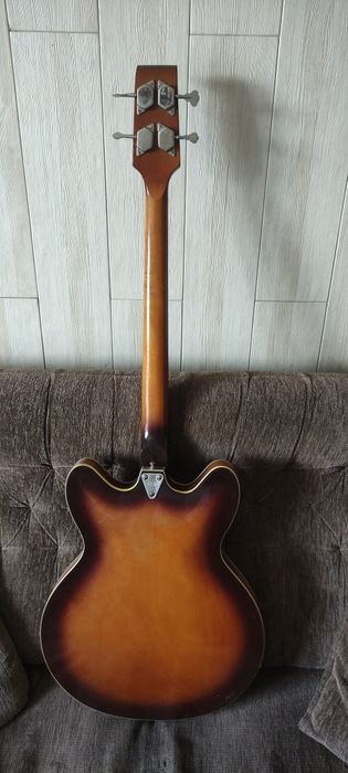 Gitara basowa defil
