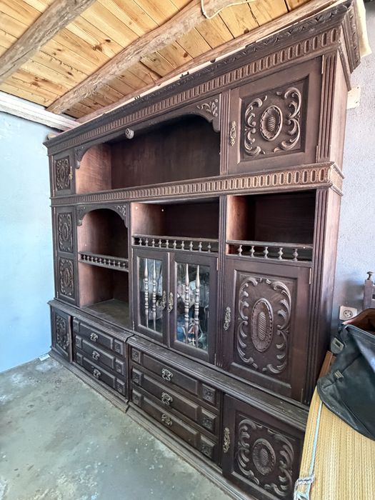 Móvel de sala em madeira de mogno