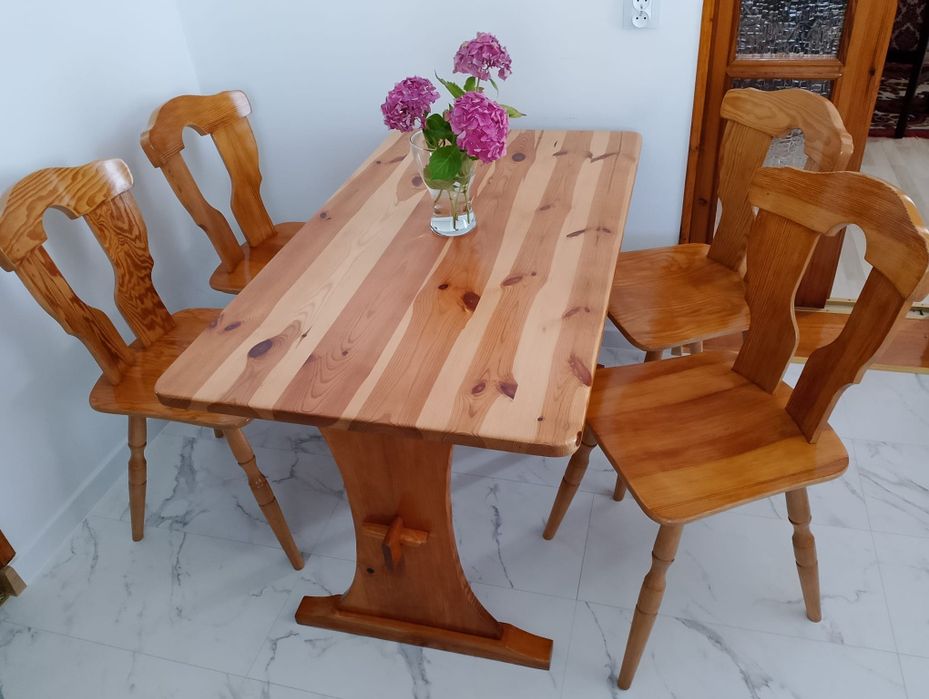 Stół i 4 krzesła drewniane