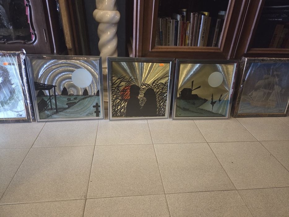 Varios quadros em folha metalica reluzente