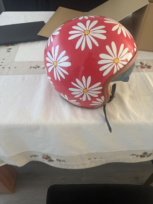 Vendo capacete mota “Agatha Ruiz de la Prada”.